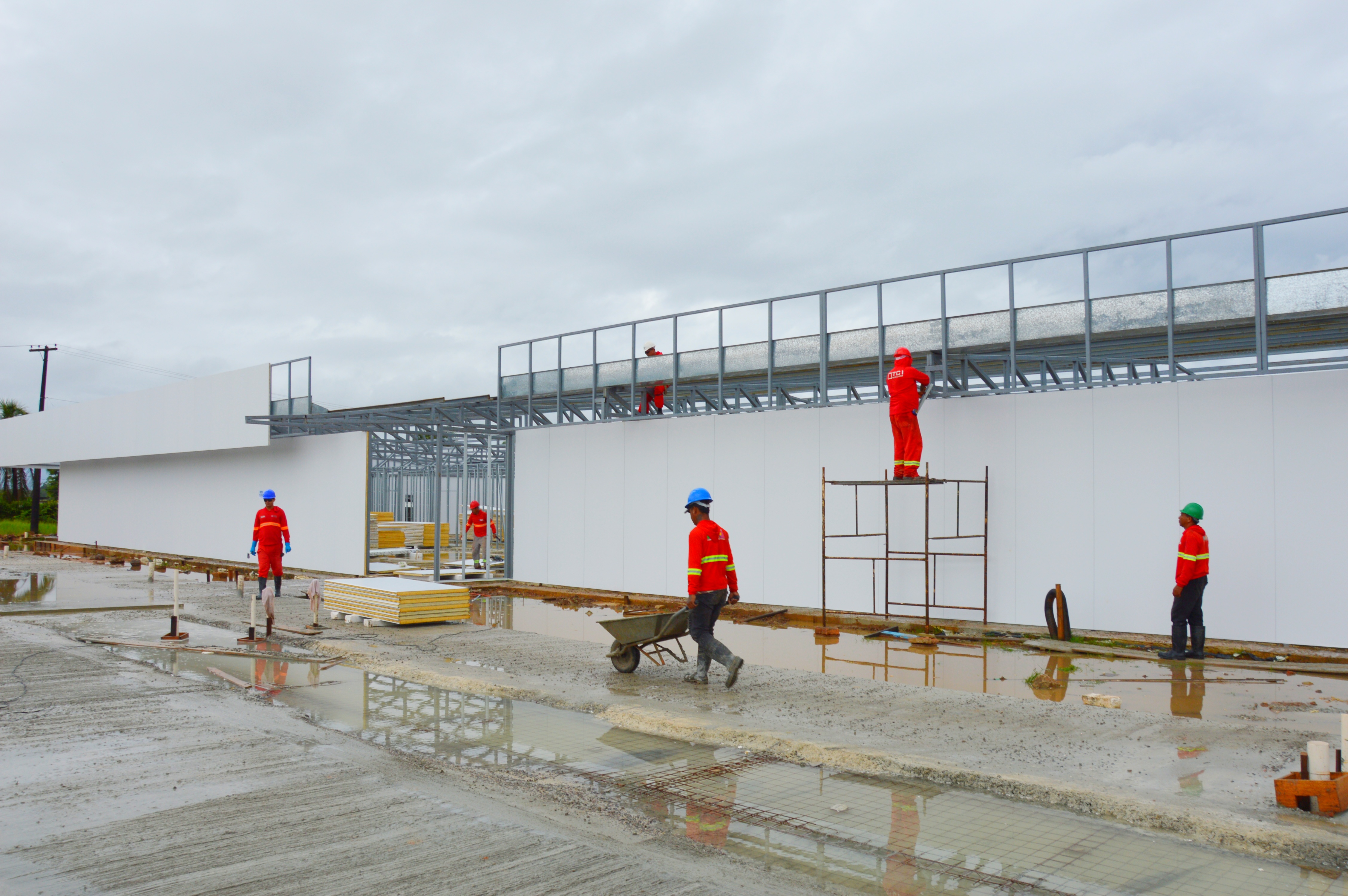Obra do Hospital de Pequeno Porte segue com instalação de painéis termoacústicos e estruturação externa, no município de Amapá