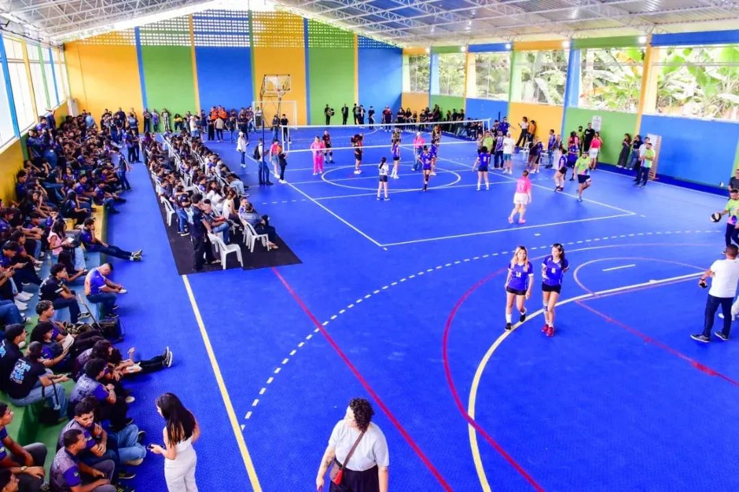 Governador Clécio entrega piso modular de padrão olímpico e moderniza quadra da Escola Mineko Hayashida, em Laranjal do Jari