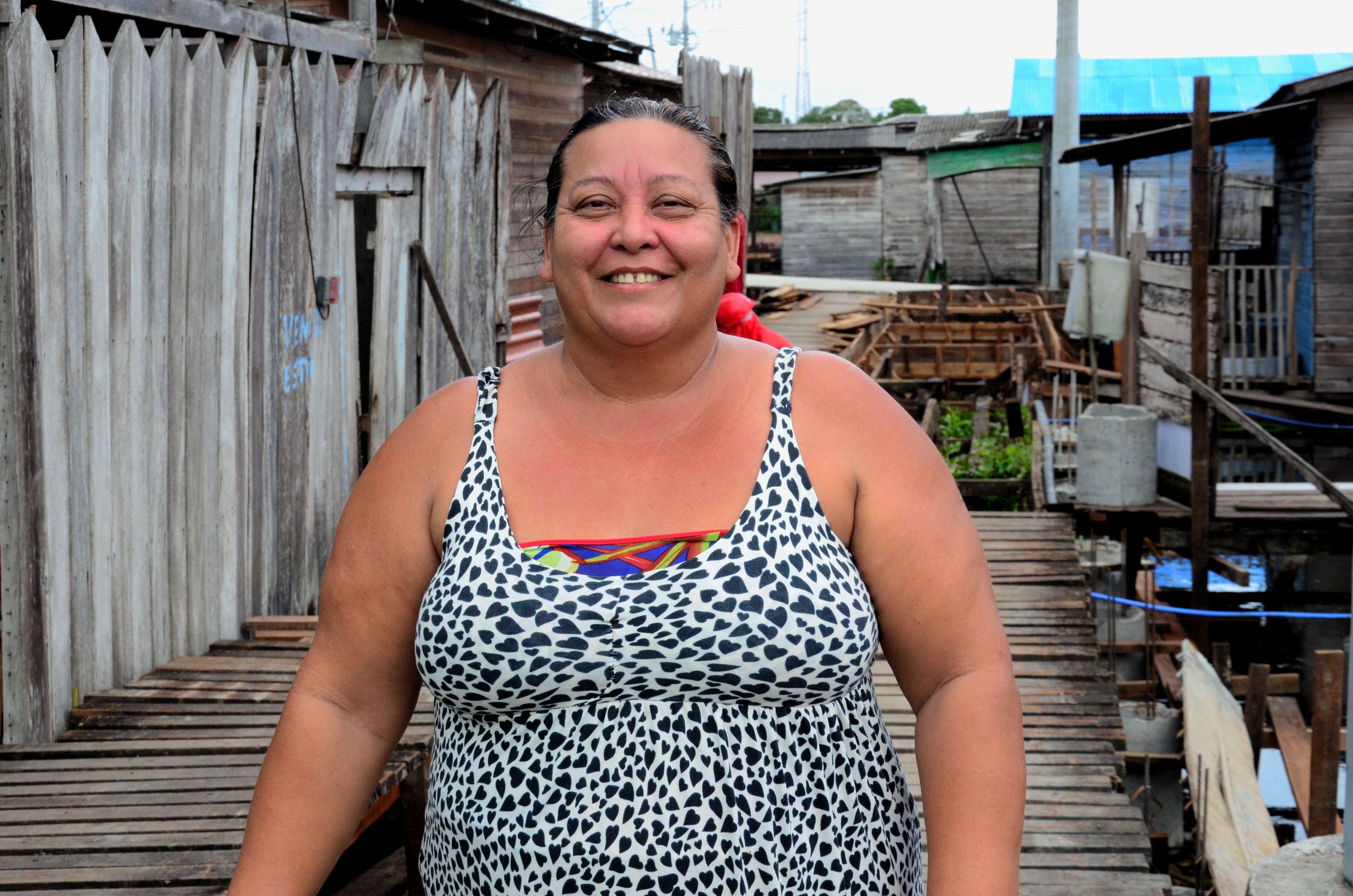 ‘Está melhorando a vida de todos’, diz moradora de Macapá após construção de passarela de concreto pelo Governo do Amapá