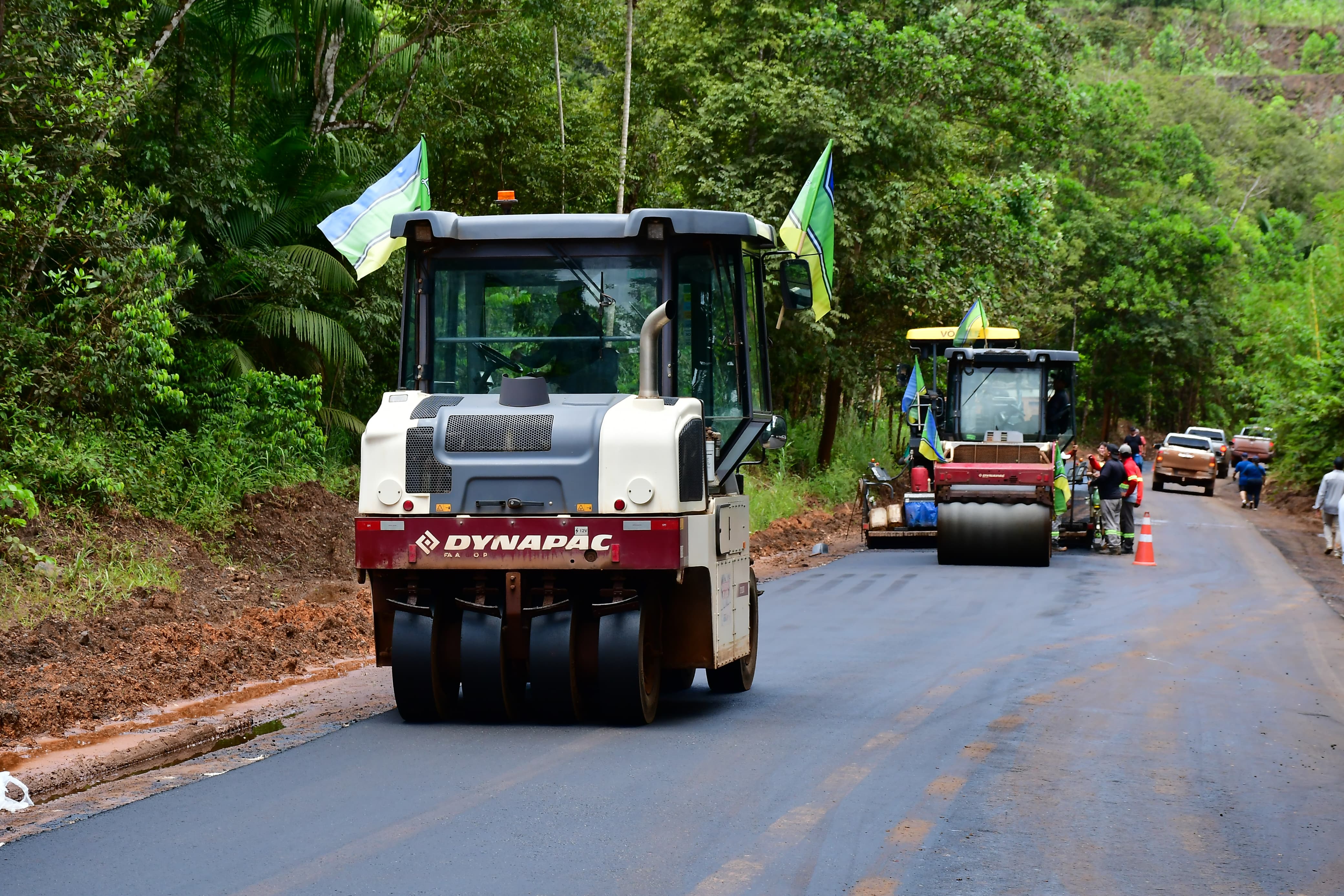 Clécio acompanha pavimentação inédita em ramal de acesso à Colônia de Água Branca, gerando desenvolvimento para Serra do Navio