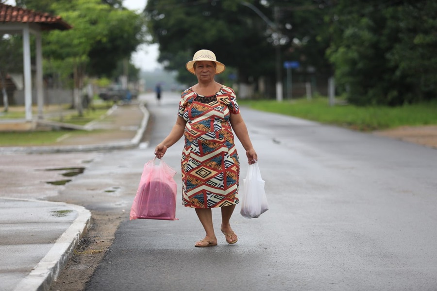 'Posso caminhar por uma rua sem lama e buracos', comemora agricultora sobre as obras de recapeamento asfáltico do Governo do Amapá, em Ferreira Gomes