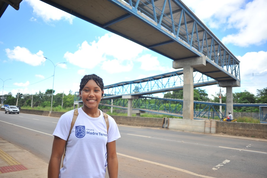 'Me sinto mais segura ao atravessar', diz estudante sobre passarelas instaladas pelo Governo do Amapá na Rodovia Duca Serra