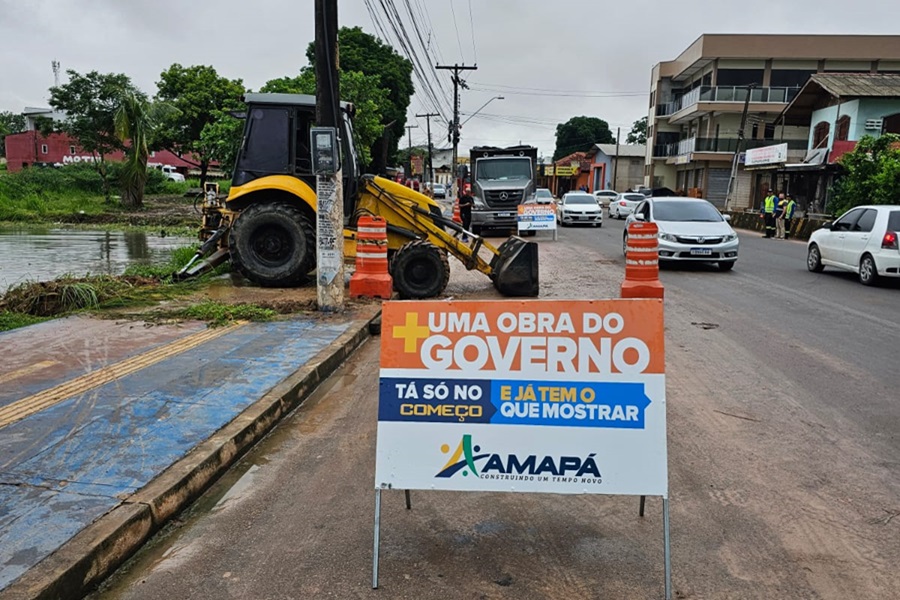 Chuvas em Macapá: máquinas e mão de obra do Governo do Amapá ajudam a limpar canais para amenizar alagamentos