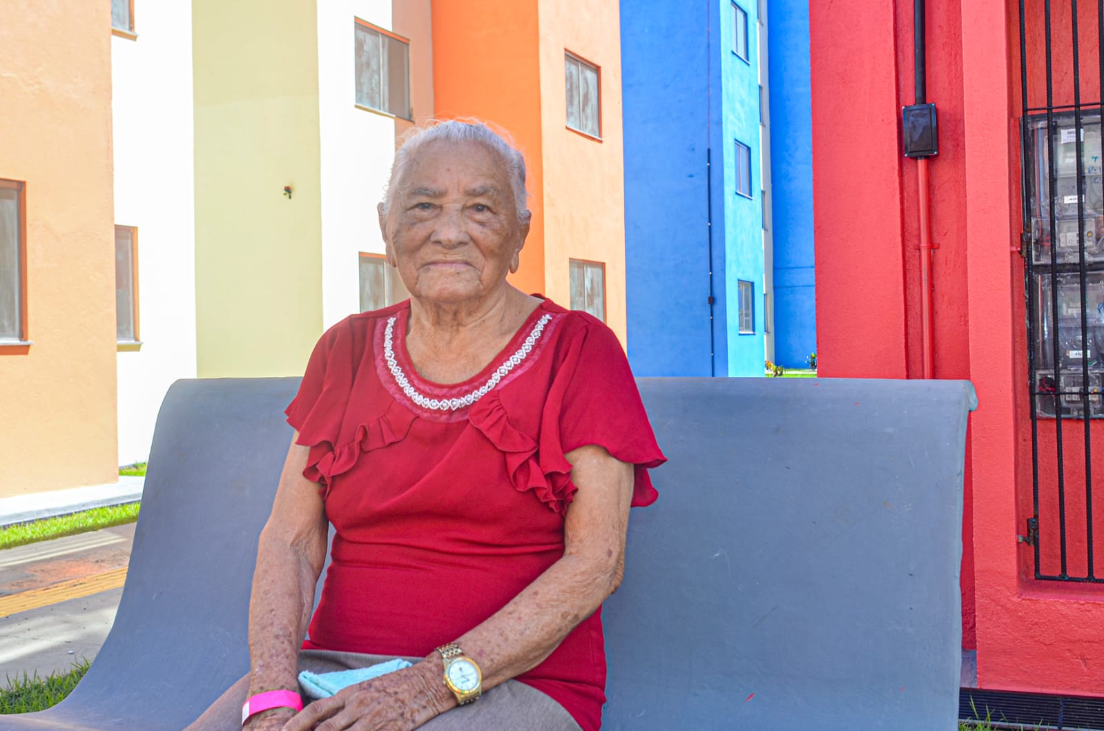 ‘Fiquei muito feliz por morar num local adaptado às minhas necessidades’, declarou idosa beneficiada com apartamento térreo no Vila dos Oliveiras