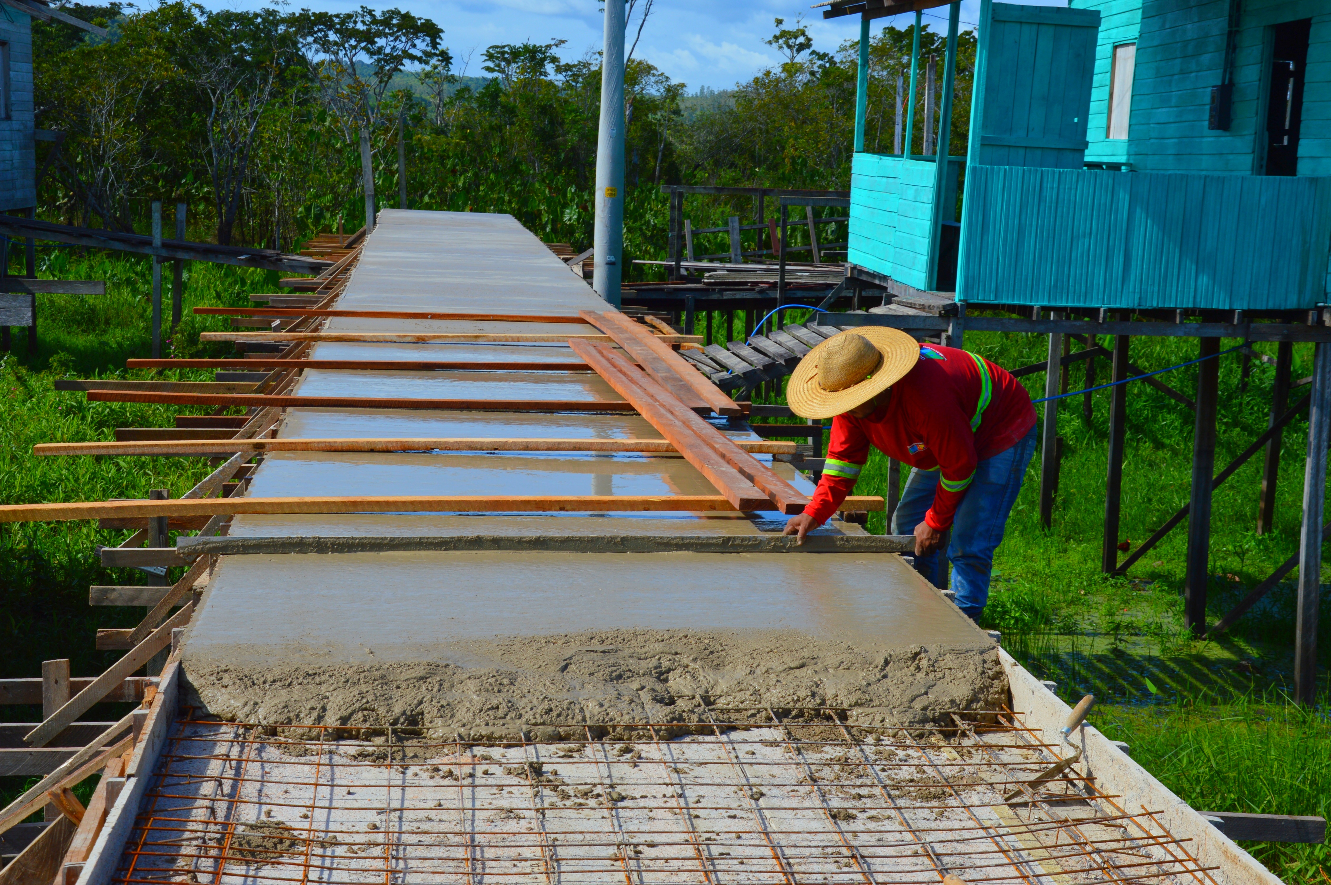 Governo do Amapá avança na construção de passarelas de concreto do projeto Ponte Firme em Laranjal do Jari