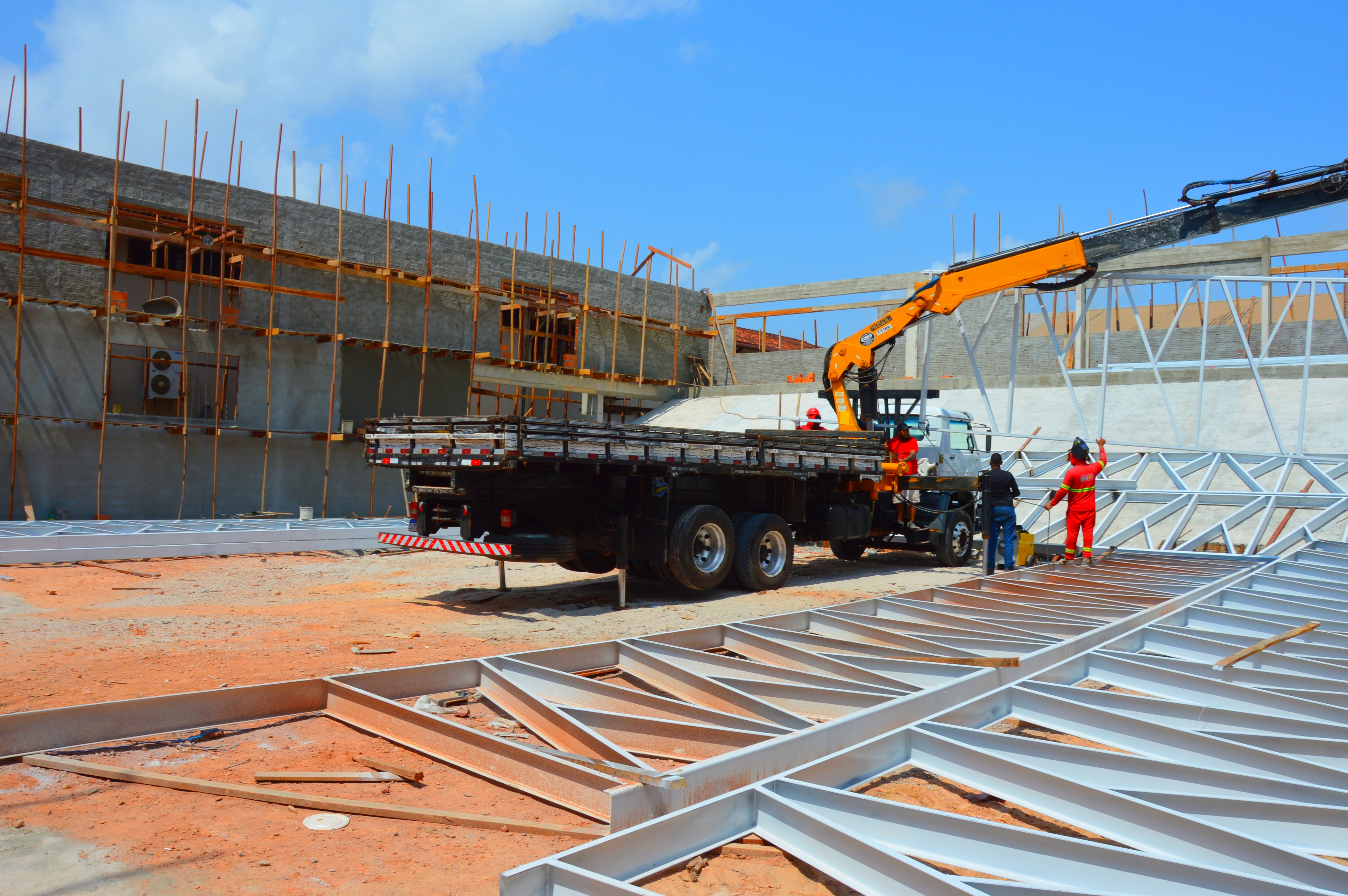 Governo do Amapá inicia fase de montagem da estrutura metálica para cobertura do novo Ginásio Paulo Conrado, em Macapá