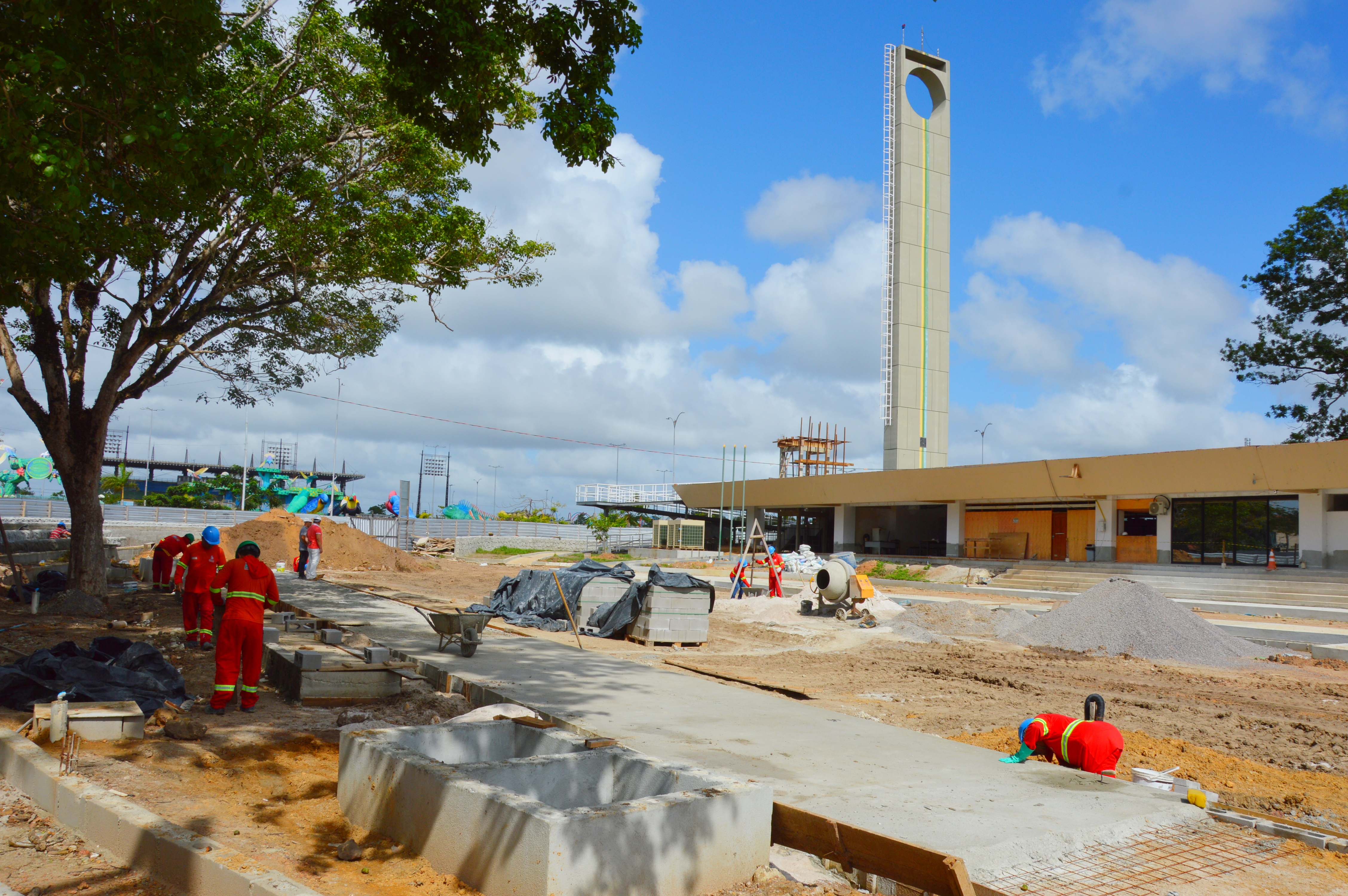 Obra de revitalização do Monumento Marco Zero, em Macapá, executada pelo Governo do Estado, recebe frentes de drenagem e paisagismo