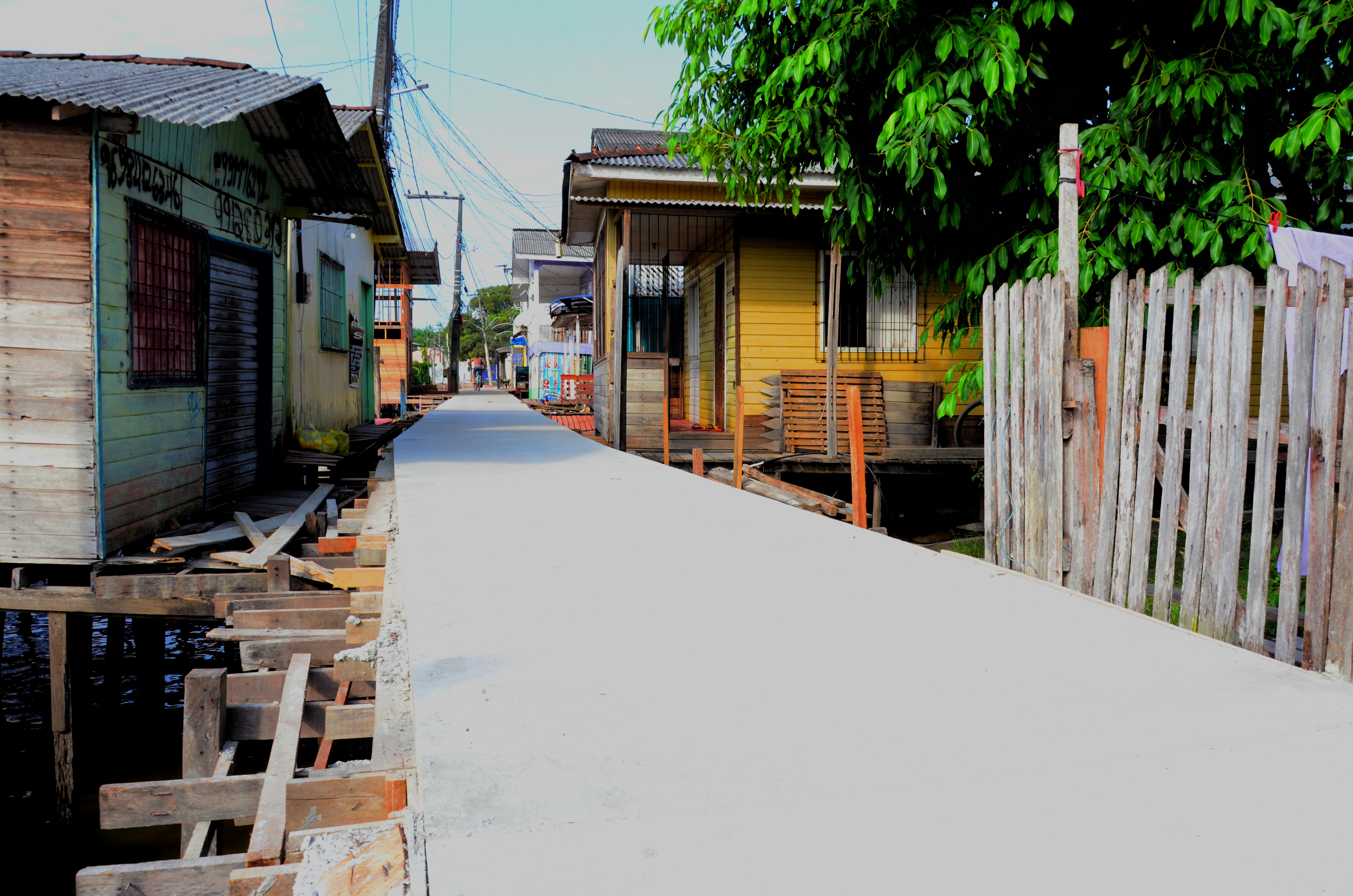 Governo do Amapá garante mobilidade urbana com construção de passarela de concreto no Igarapé da Fortaleza