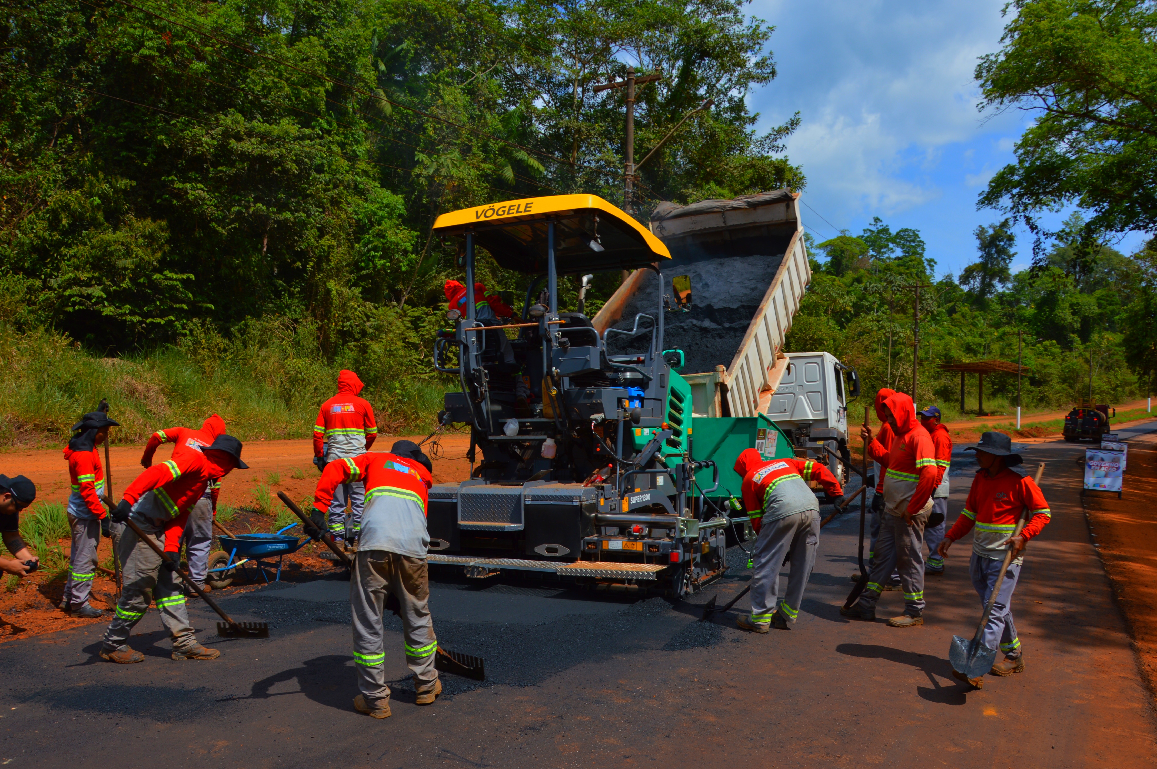 Asfalto novo: Governo do Amapá garante melhor mobilidade urbana para população de sete municípios