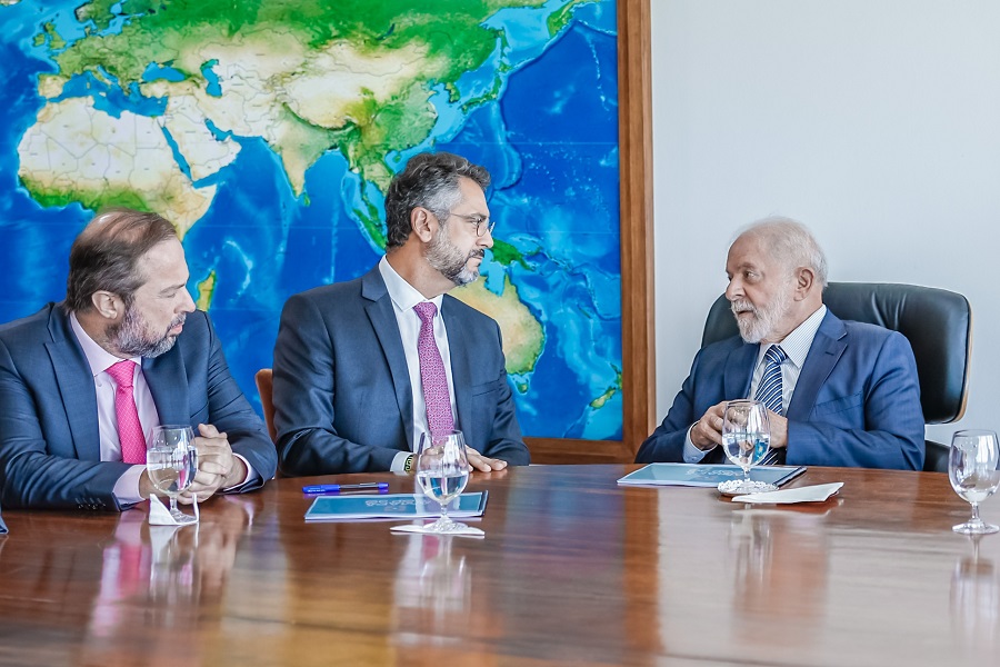 Após articulações em Brasília, governador Clécio Luís participa da assinatura da MP que minimiza reajuste de energia no Amapá