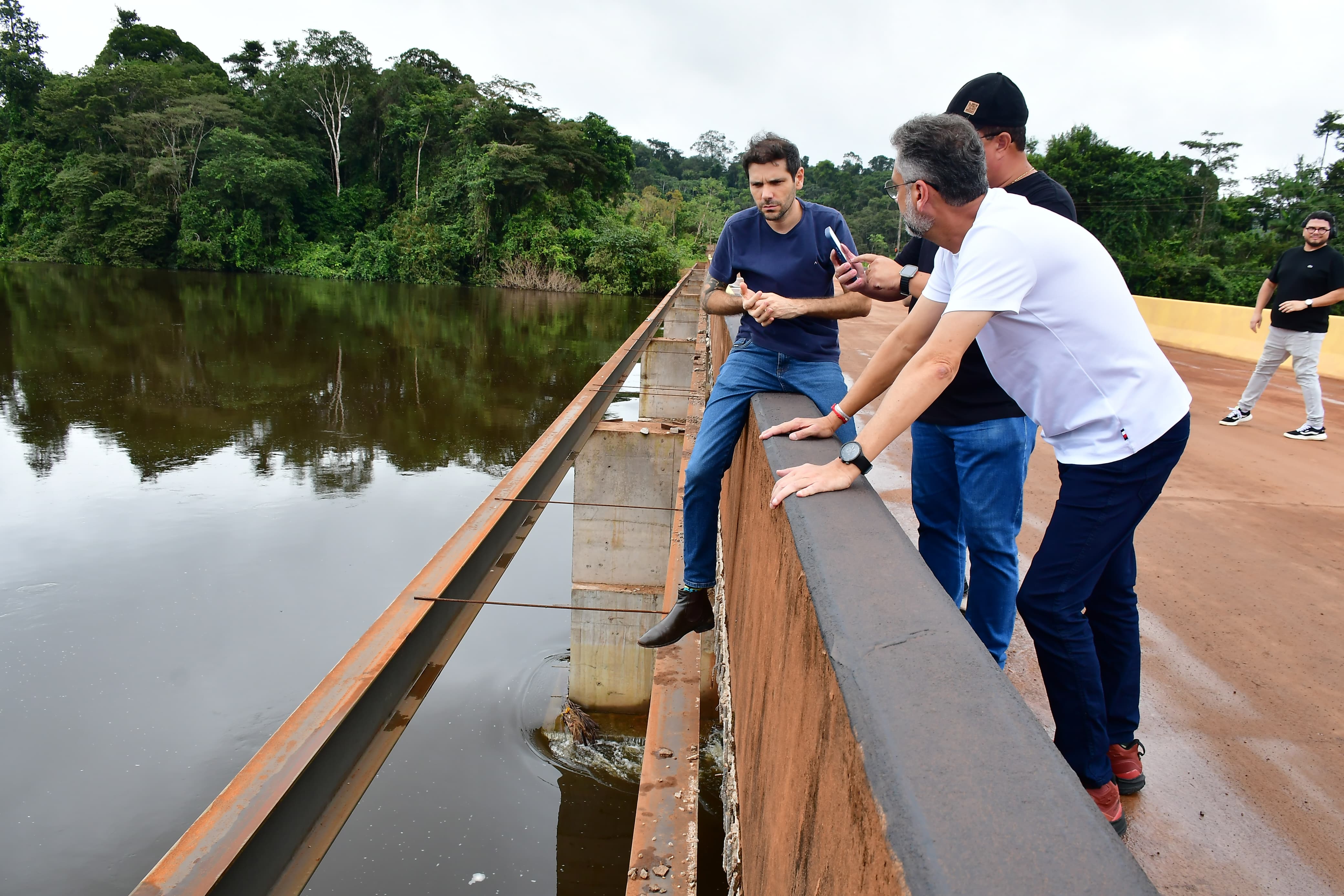 Governador Clécio vistoria reconstrução histórica da Ponte sobre o Rio Amapari, que garante segurança no acesso a Serra do Navio