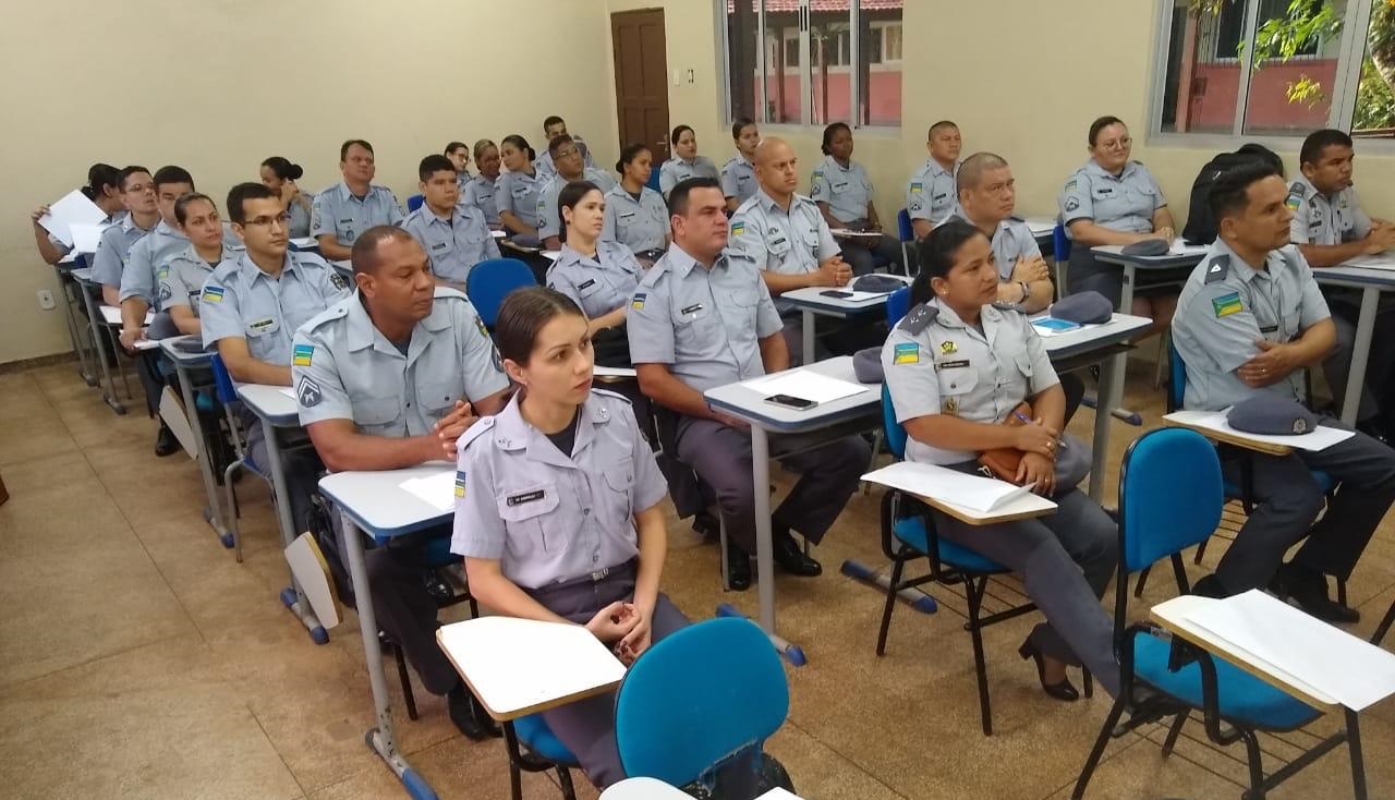 MILITARES RECEBEM TREINAMENTO SOBRE POLICIAMENTO COMUNITÁRIO ESCOLAR