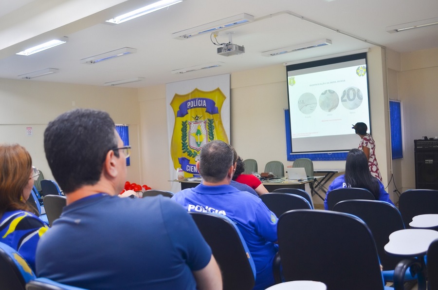 Peritos da Polícia Científica do Amapá se especializam em autenticidade de documentos e cédulas de dinheiro
