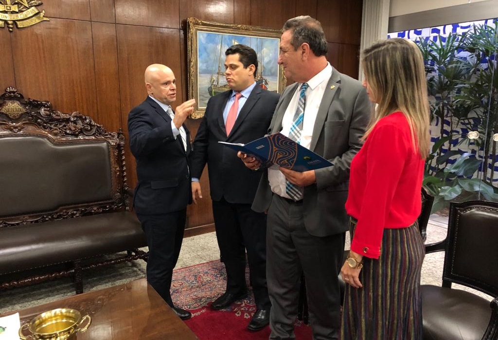 PRESIDENTE DO CONGRESSO NACIONAL RECEBE COMITIVA AMAPAENSE PARA TRATAR DE INVESTIMENTOS EM SEGURANÇA PÚBLICA