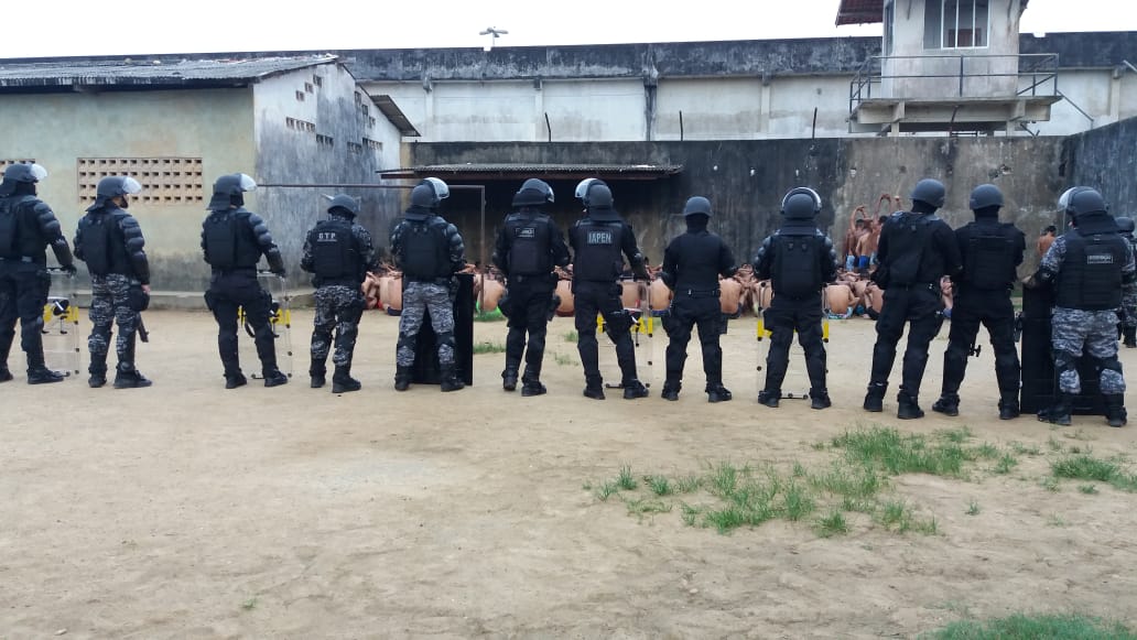AGENTES PENITENCIÁRIOS FAZEM REVISTA EM CELAS E ENCONTRAM CELULARES, DROGAS E ARMAS