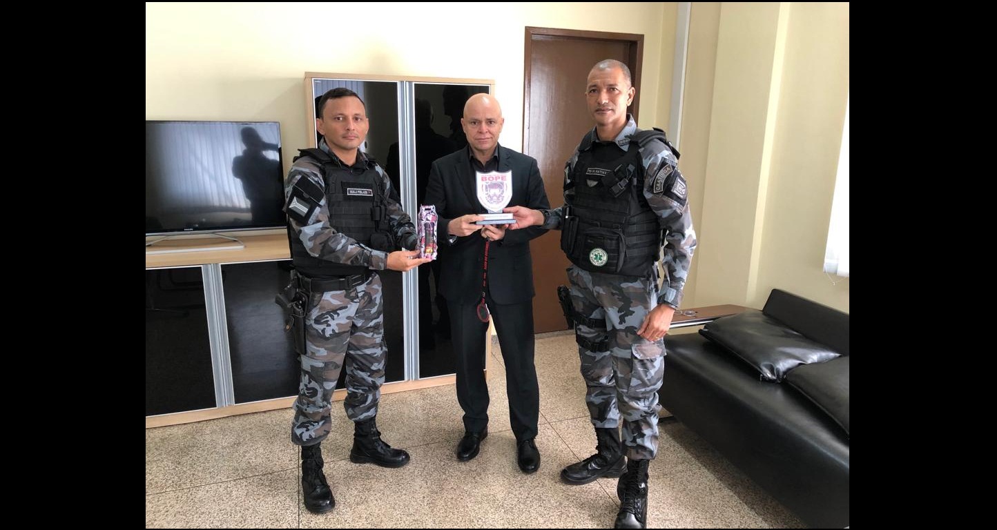 BOPE HOMENAGEIA SECRETÁRIO DE JUSTIÇA E SEGURANÇA PÚBLICA COM MEDALHA E COMENDA