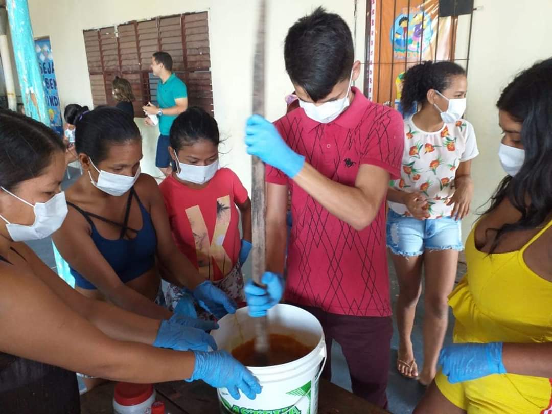 BOLSISTAS DE SANTANA - AP PARTICIPAM DE OFICINA DE PRODUÇÃO DE SABÃO CASEIRO