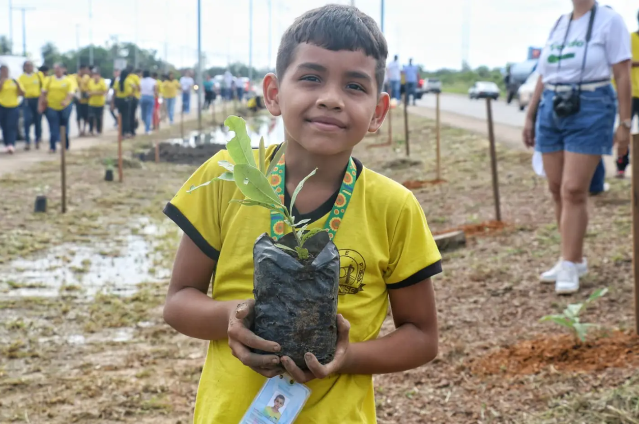 ‘A natureza garante nosso futuro’, diz estudante durante plantio de mil mudas de árvores promovido pelo Governo do Amapá