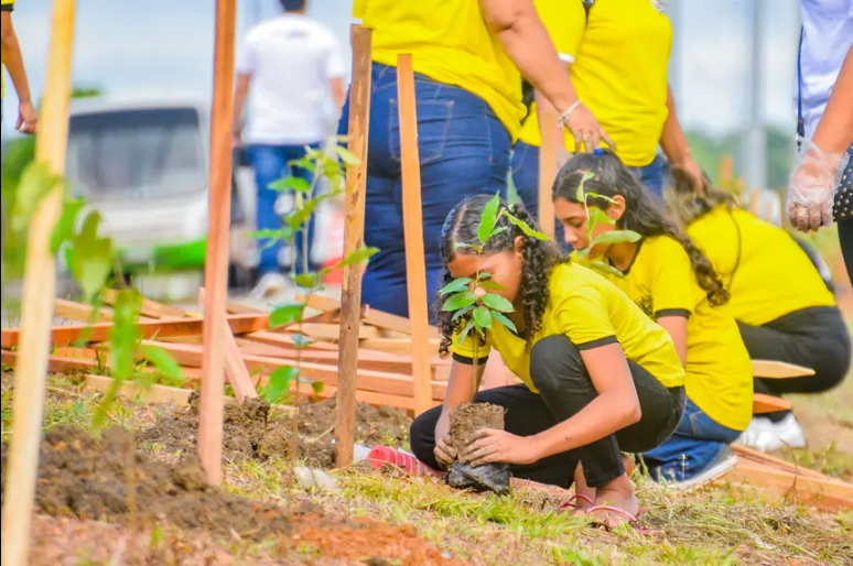 Junho Verde: crianças e adultos plantam jatobá e ipê durante ação ambiental do Governo do Amapá na Zona Norte de Macapá