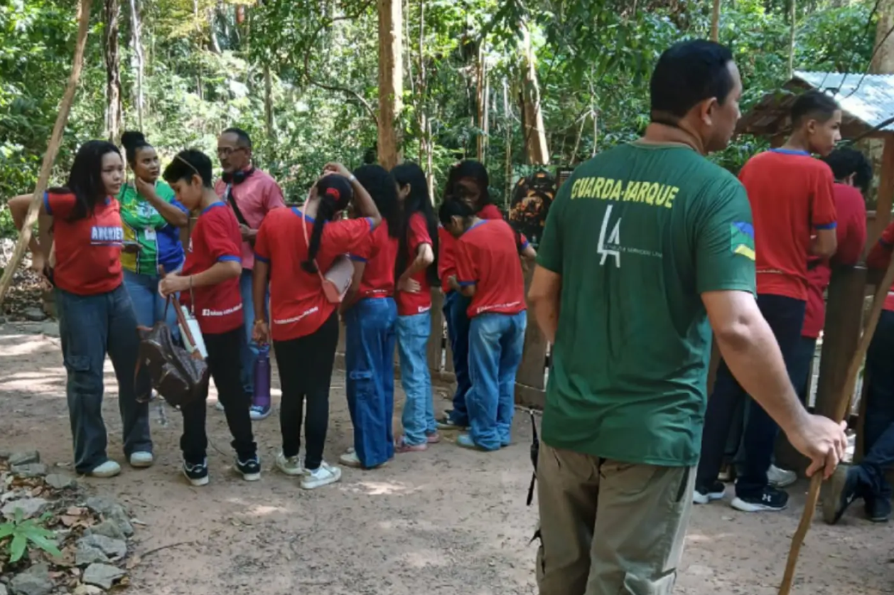 Governo do Amapá prepara estudantes para desafios ambientais em aula de campo no Bioparque da Amazônia, em Macapá