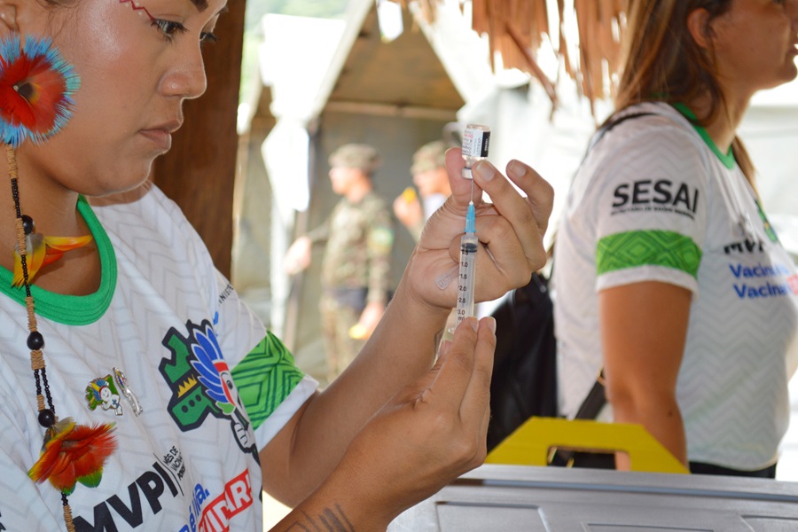 Indígenas da aldeia Kuhaí recebem assistência em saúde durante a abertura do Mês de Vacinação dos Povos Indígenas, em Oiapoque