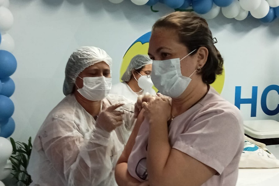 Governo do Amapá inicia no Hcal o reforço na imunização contra gripe e Covid-19 para servidores da saúde