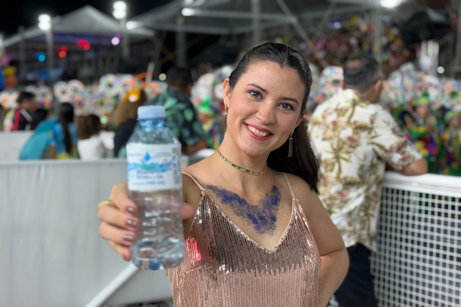 '‘Preparada para minha escola do coração', afirma foliã que aposta na água como combustível principal para o carnaval no Amapá