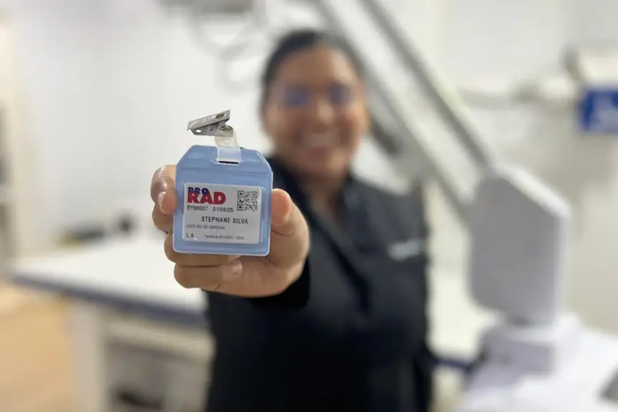 Governo do Amapá fortalece segurança dos profissionais da radiologia em Oiapoque com entrega de dosímetro