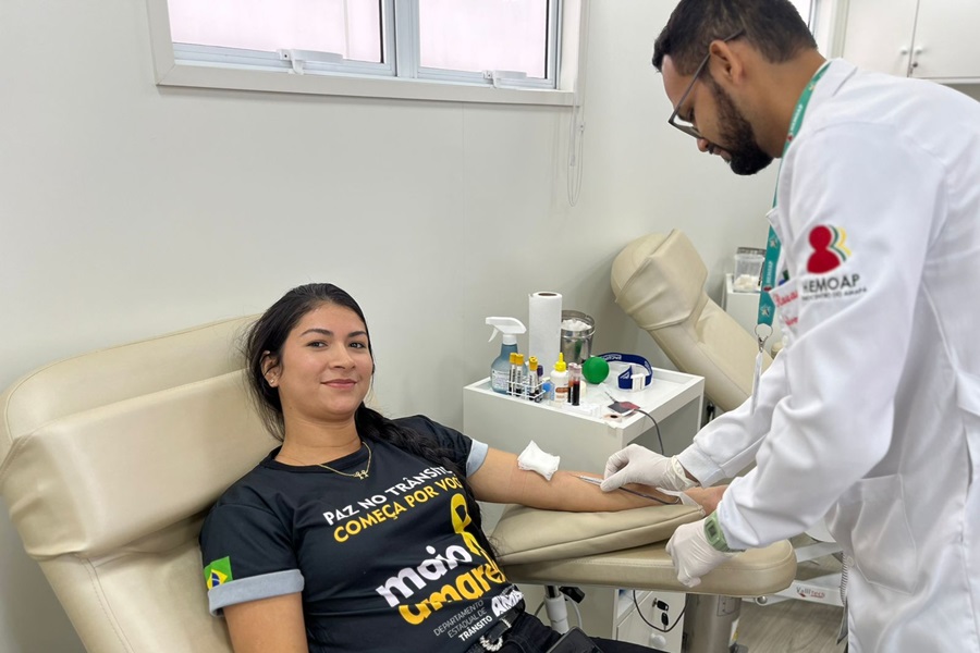 Maio Amarelo: Governo do Amapá leva serviços da carreta do Hemoap ao prédio do Detran, em Macapá