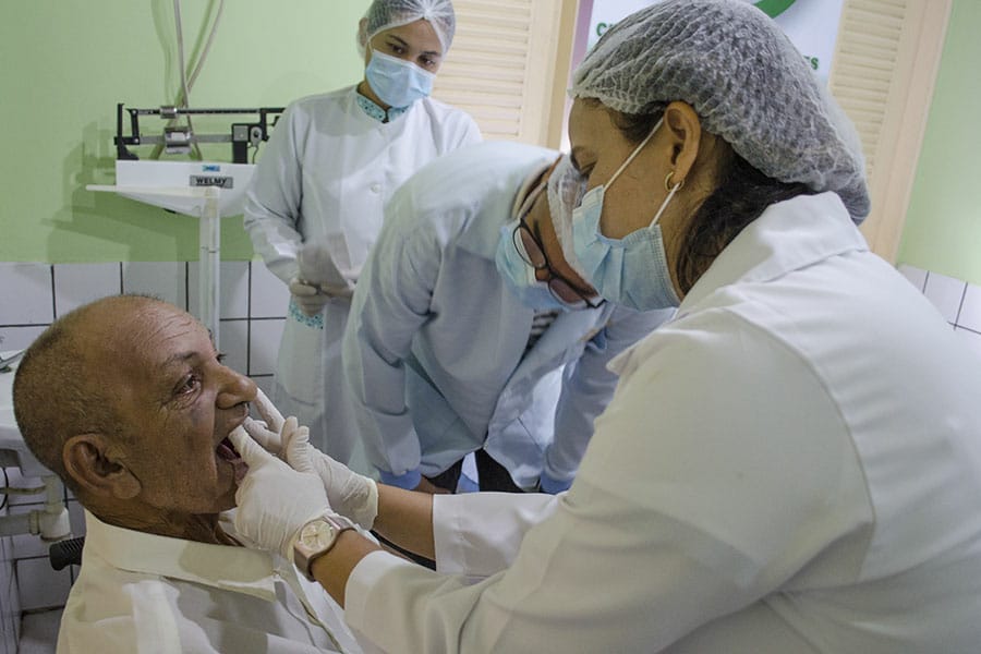 ‘Vou seguir o ano com um novo sorriso’, diz idoso em ação bucal no Abrigo São José