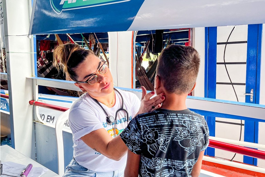 Crianças do Bailique recebem atendimento especializado durante ação humanitária do Governo do Amapá na região