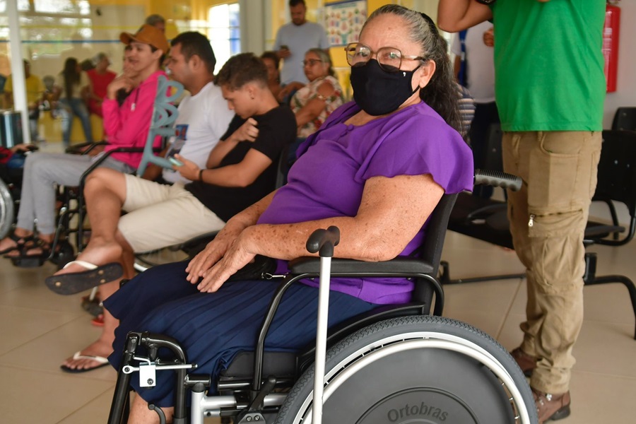 Governo do Amapá entrega cadeiras de rodas para pacientes do Centro de Reabilitação de Porto Grande