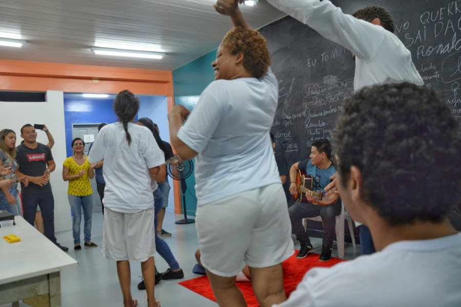 Projeto leva musicoterapia para pacientes da psiquiatria do Hospital Alberto Lima