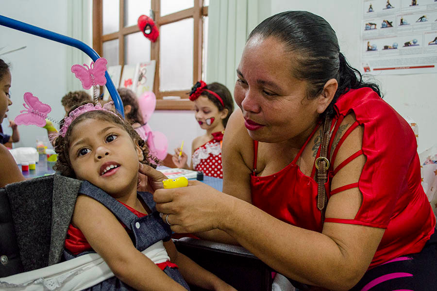 ‘Momento para ela interagir’, diz mãe de paciente sobre carnaval do Creap