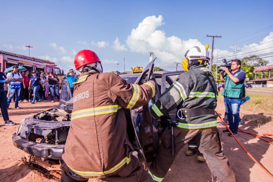 Simulação realística de acidente treina equipes para situações de emergência