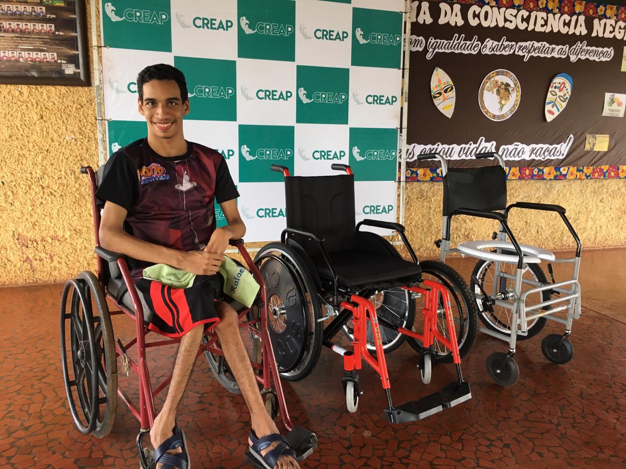 Governo entrega cadeiras de rodas e devolve sorriso a jovem vítima de paralisia