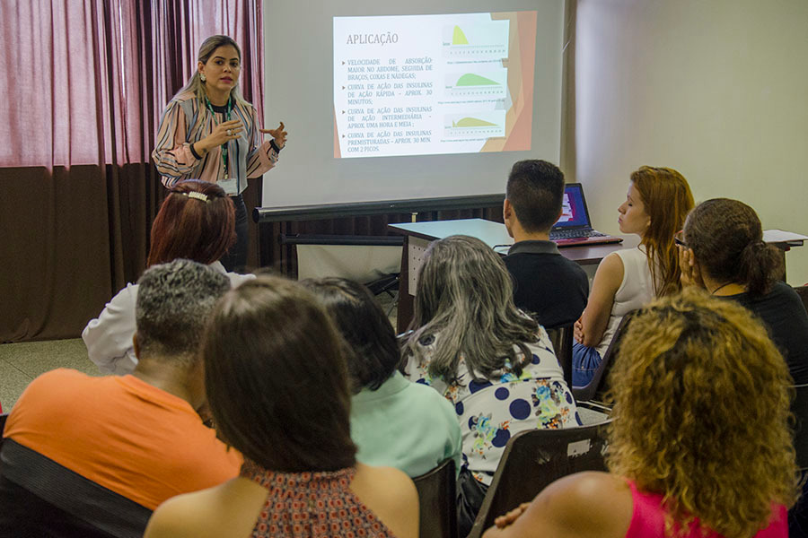Profissionais do Hcal passam por capacitação sobre aplicação de insulina