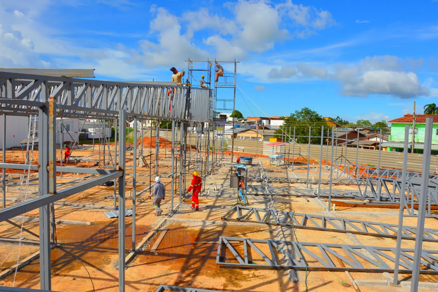 Governo do Amapá avança nas obras do Hospital de Santana e inicia instalação das estruturas metálicas