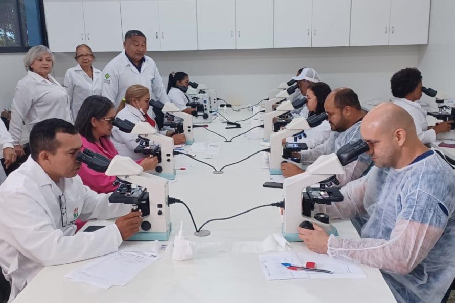 Governo do Amapá capacita agentes de saúde para diagnóstico em microscópio da doença de Chagas, malária e elefantíase