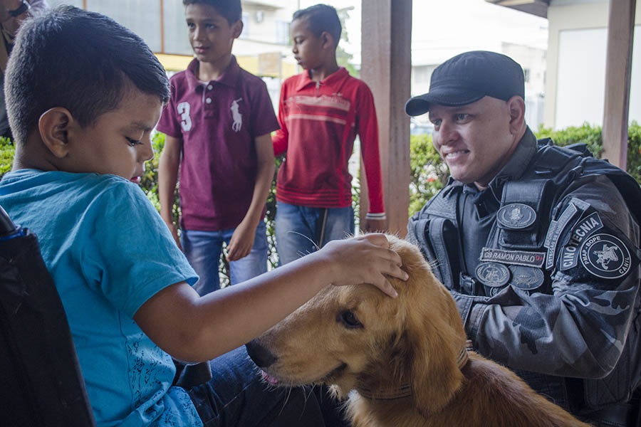 Crianças do Creap têm novo encontro com cães do Bope: ‘Nem percebem que estão em terapia’