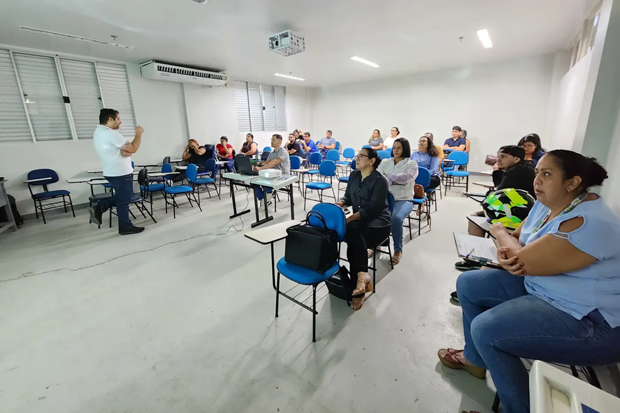 Governo do Amapá capacita profissionais da saúde para uso de laserterapia no tratamento de feridas no Hospital de Emergência