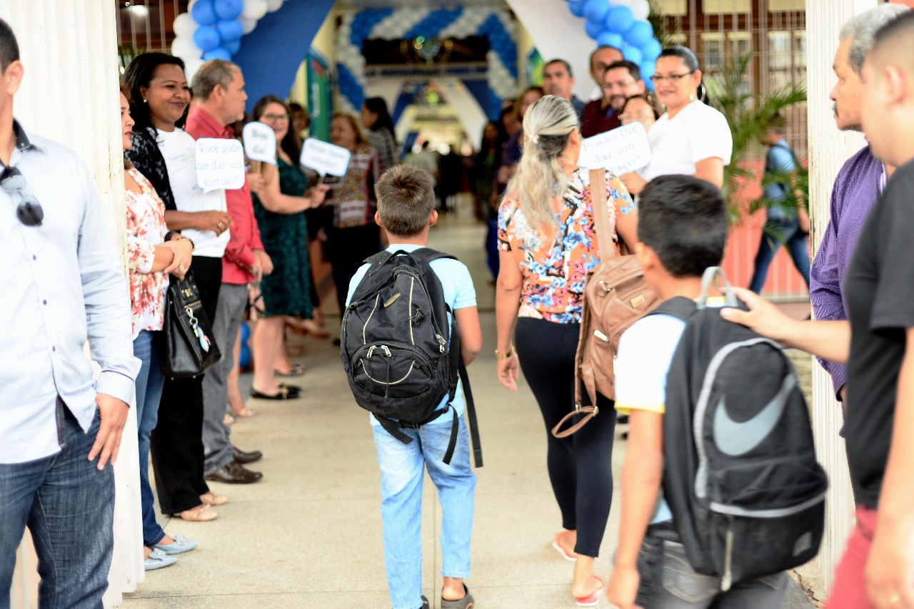 Pais devem ficar atentos para o peso das mochilas de crianças e adolescentes