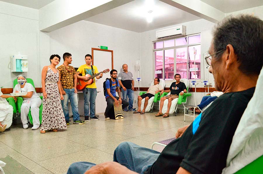 Voluntários levam música para pacientes da Unacon