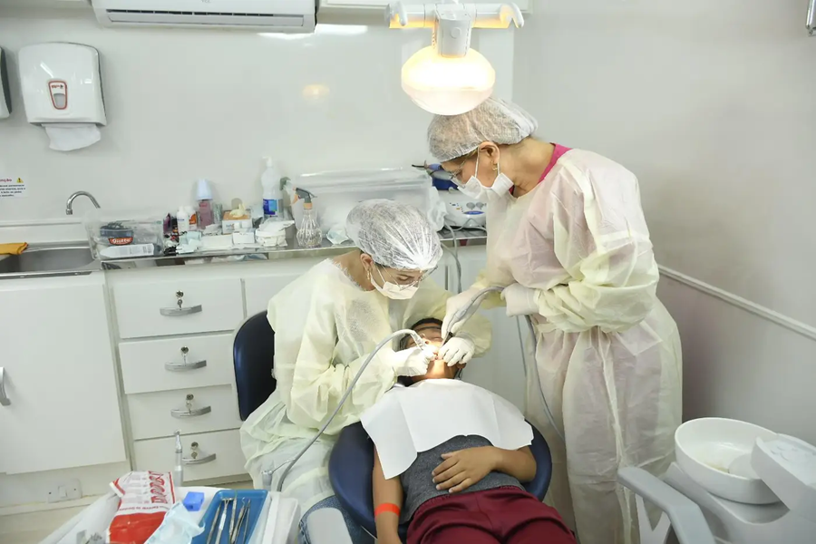 Governo do Amapá leva atendimento odontológico humanizado do Mais Sorriso Azul para crianças autistas em Santana