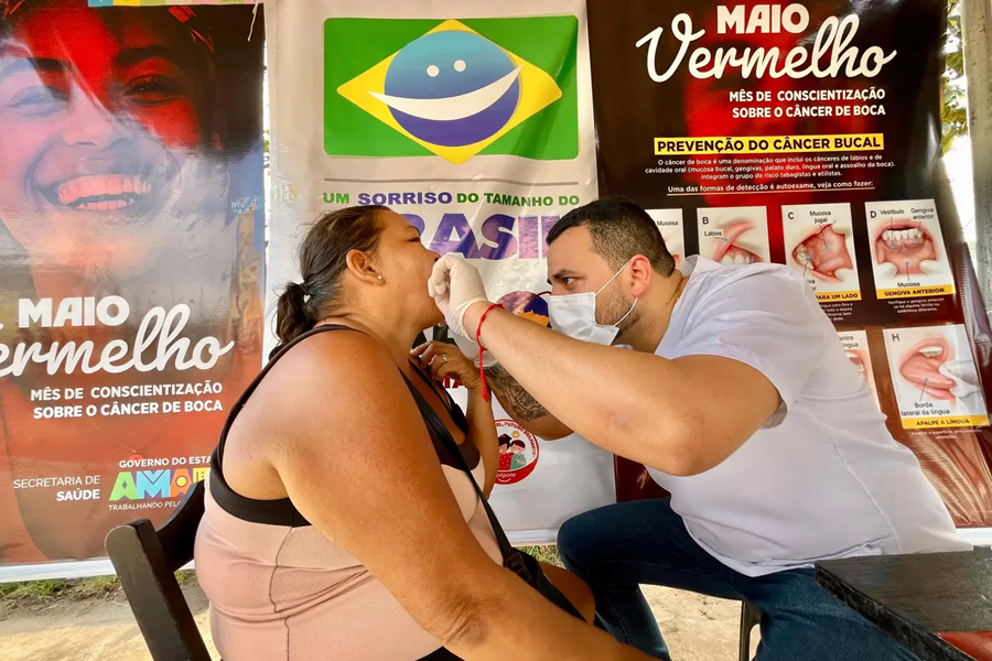 Maio Vermelho: programa Mais Sorriso leva prevenção sobre câncer de boca para trabalhadores da Feira do Produtor, em Macapá