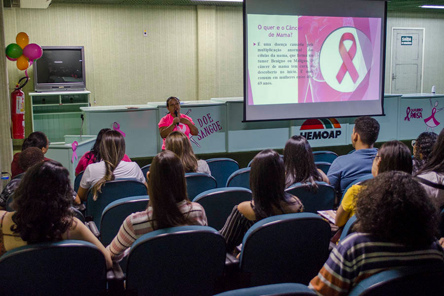 Hemoap fala com acadêmicos sobre câncer e leva demonstrações de autoexame