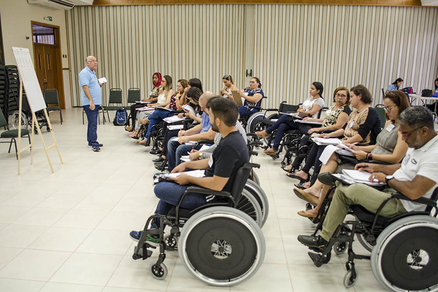 Curso capacita fisioterapeutas para prescrição de cadeiras de rodas