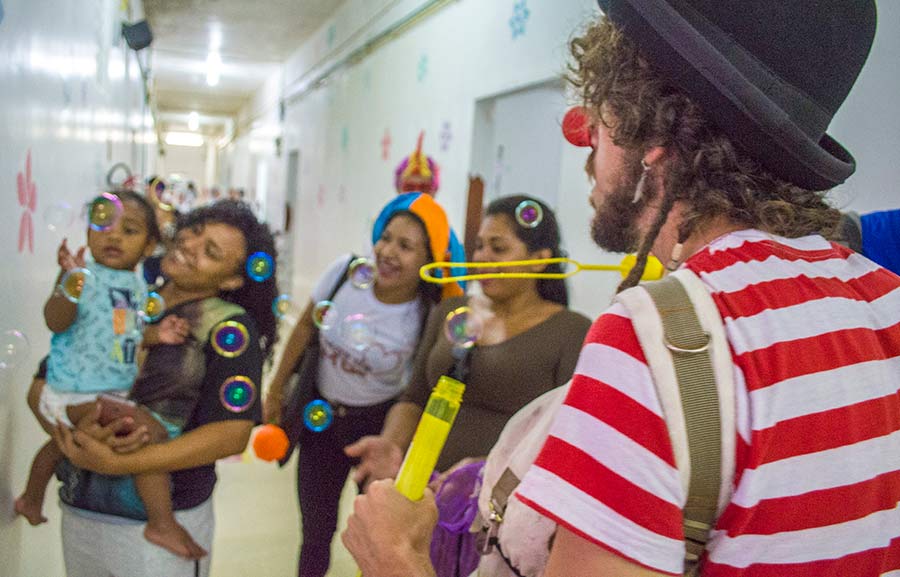 Com caracterizações extravagantes, voluntários levam música a crianças internadas no HCA