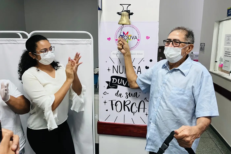 Com a família e amigos, radialista toca o sino que celebra fim da quimioterapia na unidade oncológica do Governo do Amapá