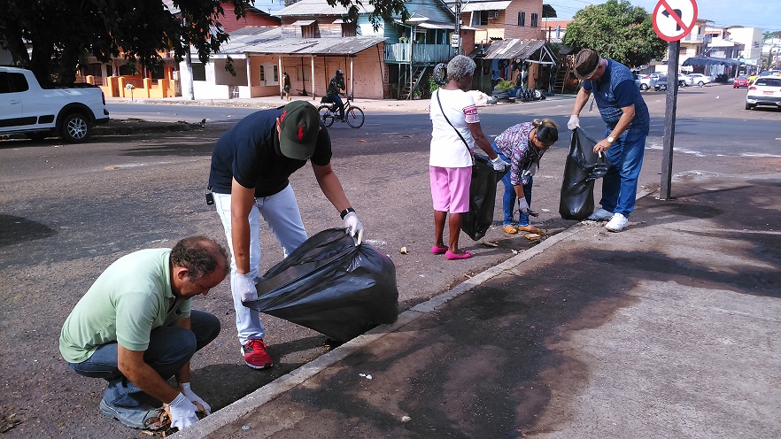 Em ação contra Aedes aegypti servidores da Sete recolhem lixo em vias do bairro do Trem
